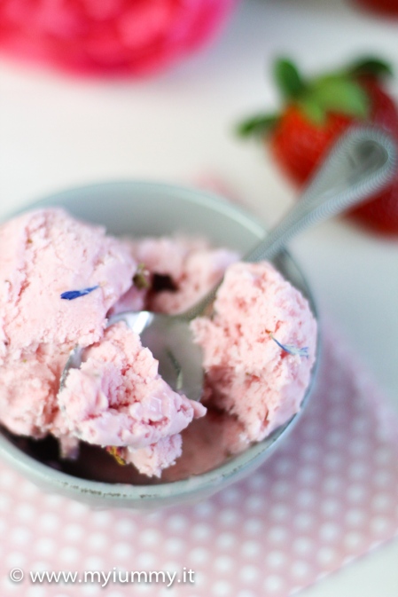 gelato fragole e rose
